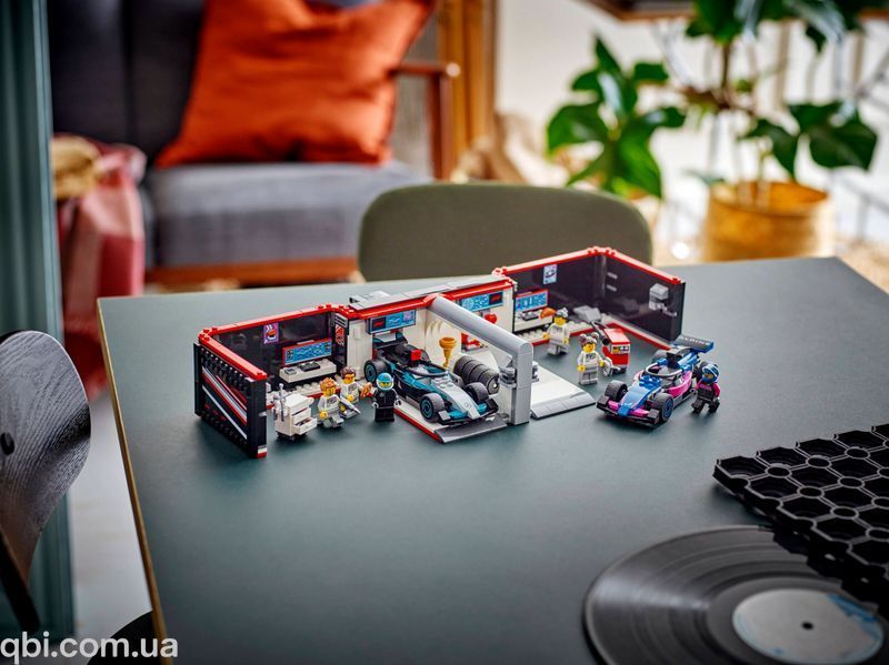 LEGO City Гараж F1&reg; та автомобілі Mercedes-AMG і Alpine (60444) у зібраному вигляді