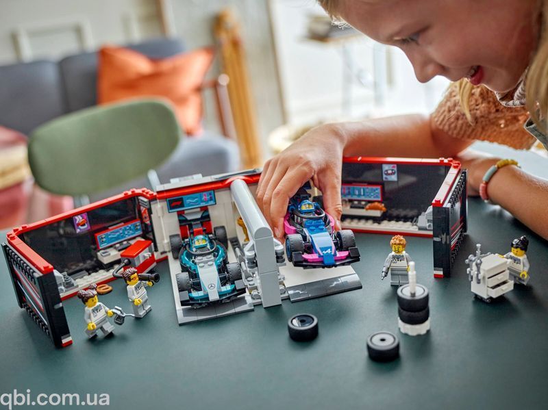 LEGO City Гараж F1&reg; та автомобілі Mercedes-AMG і Alpine (60444) у зібраному вигляді