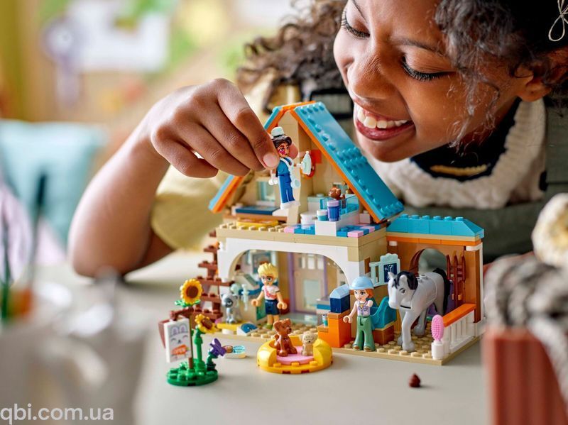 LEGO Friends Ветеринарная клиника для лошадей и домашних любимцев (42651) в собранном виде