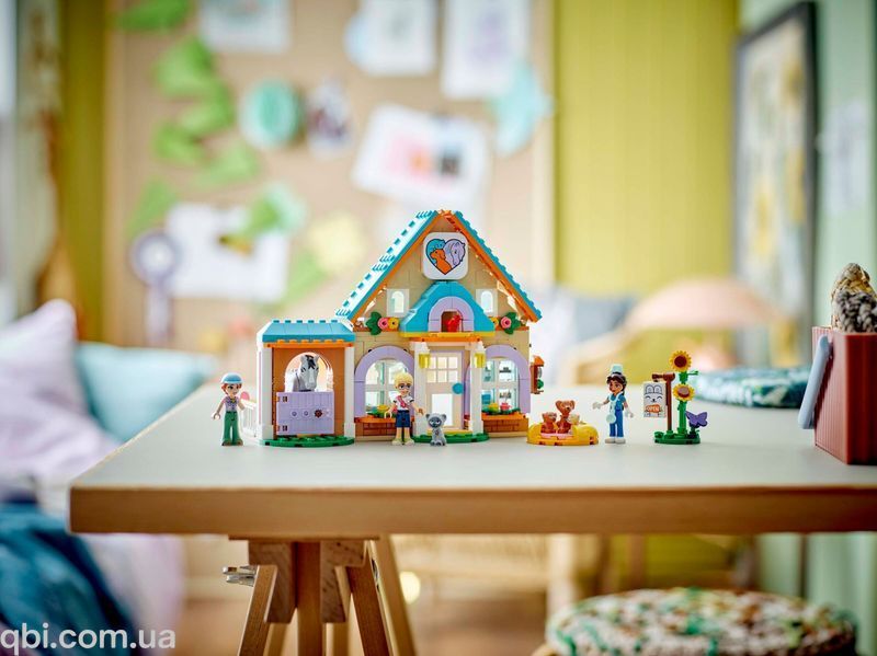 LEGO Friends Ветеринарная клиника для лошадей и домашних любимцев (42651) в собранном виде