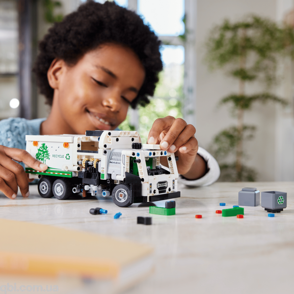 LEGO Technic Мусоровоз Mack&reg; LR Electric (42167) в собранном виде