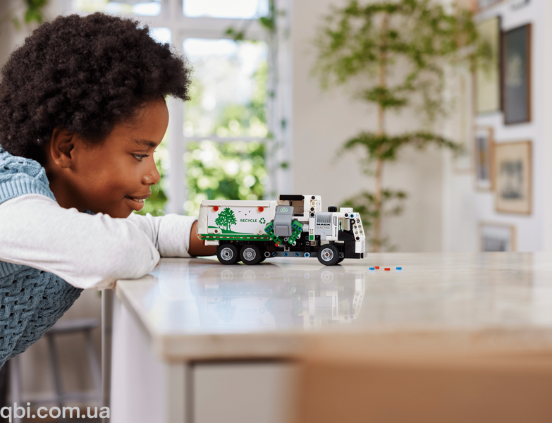 LEGO Technic Мусоровоз Mack&reg; LR Electric (42167) в собранном виде