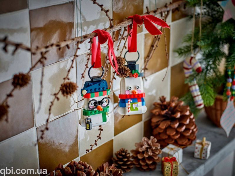 LEGO Seasonal Прикраси зі сніговиком (40812) у зібраному вигляді