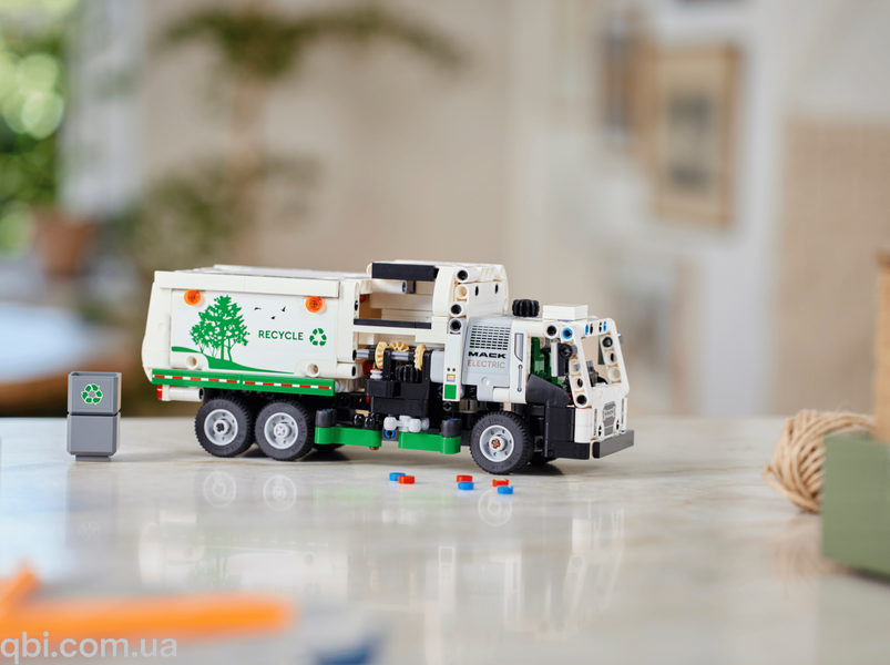 LEGO Technic Мусоровоз Mack&reg; LR Electric (42167) в собранном виде
