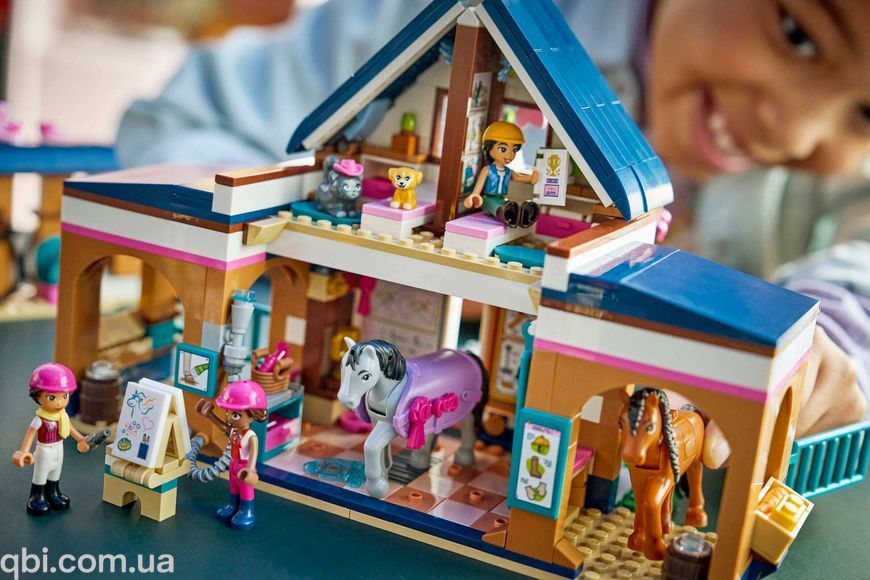 LEGO Friends Конюшня и академия верховой езды (42688) в собранном виде