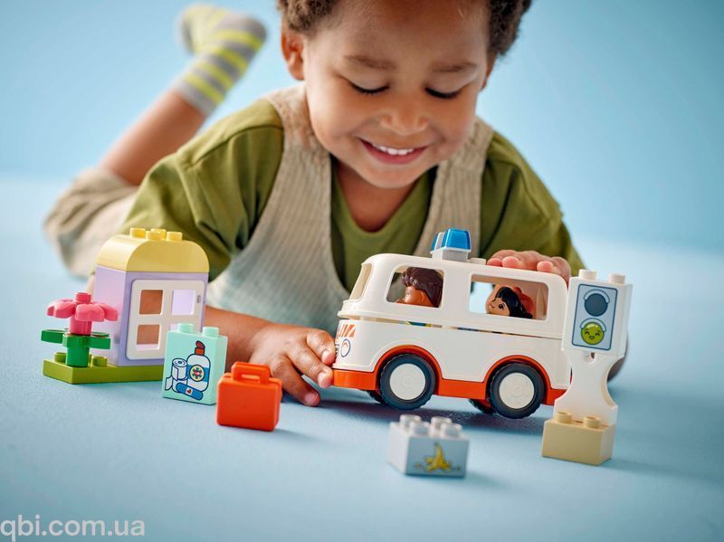 LEGO DUPLO Скорая помощь и водитель (10447) в собранном виде