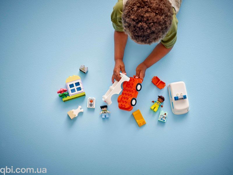 LEGO DUPLO Скорая помощь и водитель (10447) в собранном виде