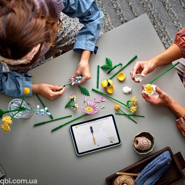 LEGO Botanicals Миниатюрный солнечный букет (10347) в собранном виде