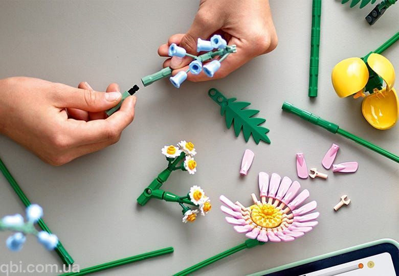 LEGO Botanicals Миниатюрный солнечный букет (10347) в собранном виде