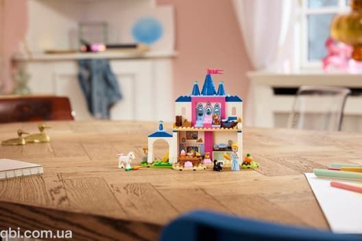 LEGO Disney Замок Золушки и её друзей-животных (43283) в собранном виде