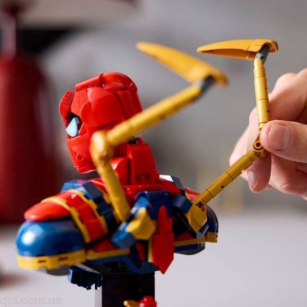 LEGO Super Heroes Marvel Погруддя Залізної Людини-Павука (76326) у зібраному вигляді