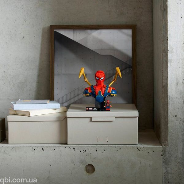 LEGO Super Heroes Marvel Погруддя Залізної Людини-Павука (76326) у зібраному вигляді