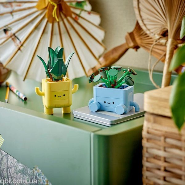 LEGO Botanicals Счастливые растения (10349) в собранном виде