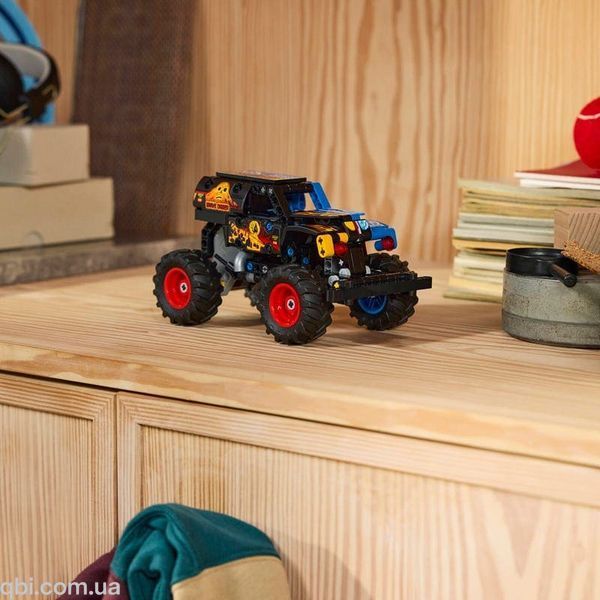 LEGO Technic Monster Jam Grave Digger Вогонь і лід (42219) у зібраному вигляді