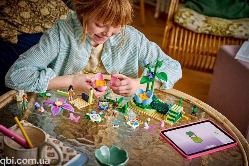 LEGO Friends Карусель с цветами и чашками и сказочная фотобудка (42702) в собранном виде