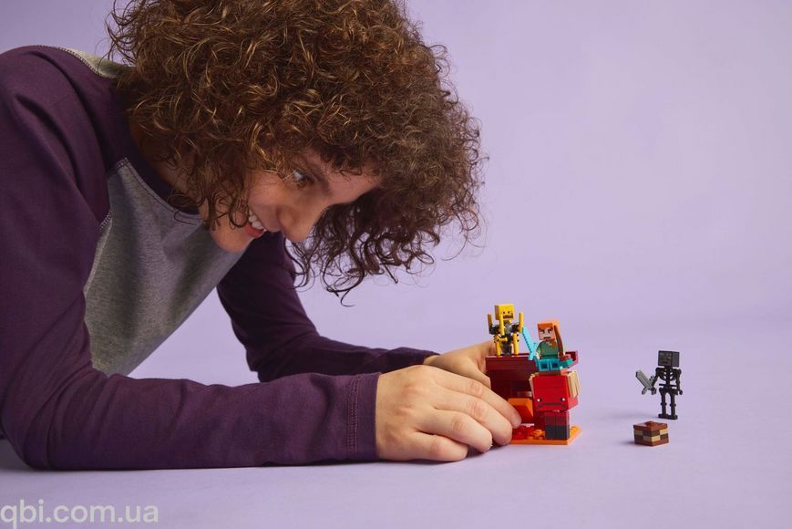 LEGO Minecraft Битва с лавой в Незере (21266) в собранном виде