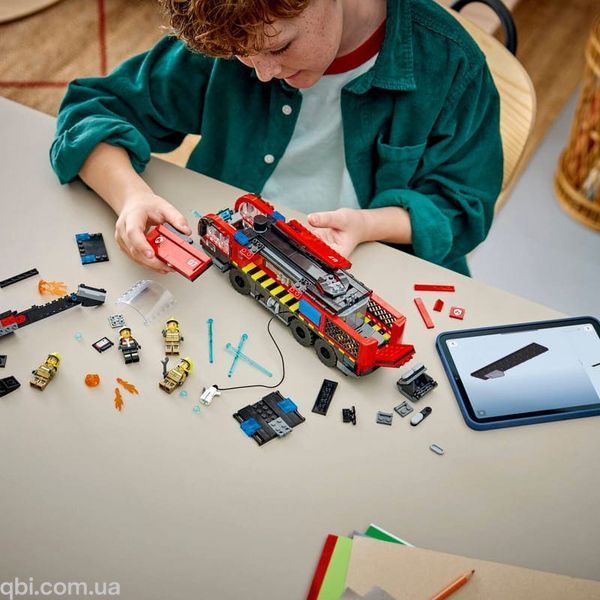 LEGO City Пожарный грузовик в аэропорту (60499) в собранном виде