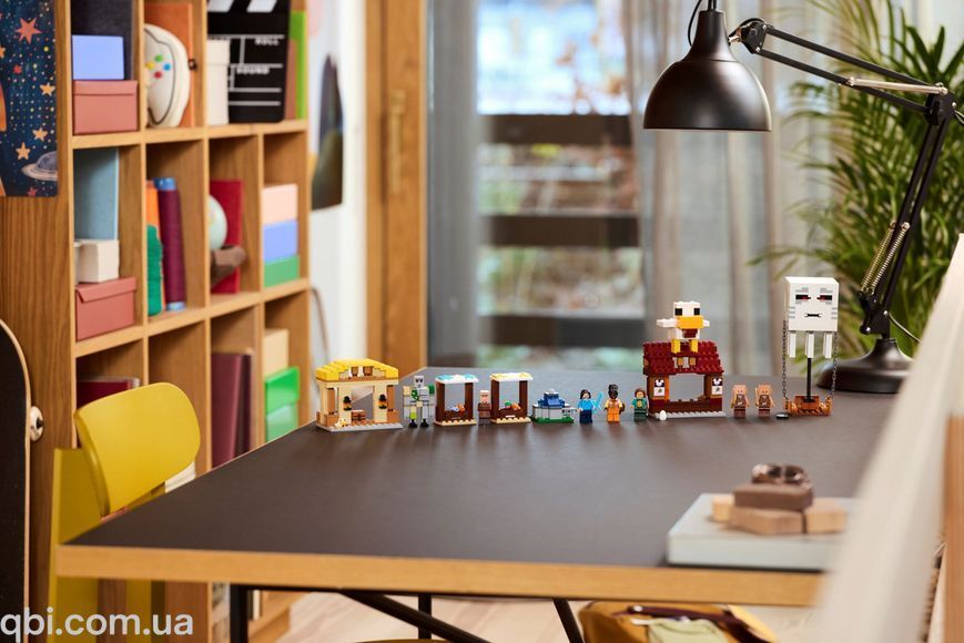LEGO Minecraft Напад на село з повітряною кулею Ґаст (21273) у зібраному вигляді