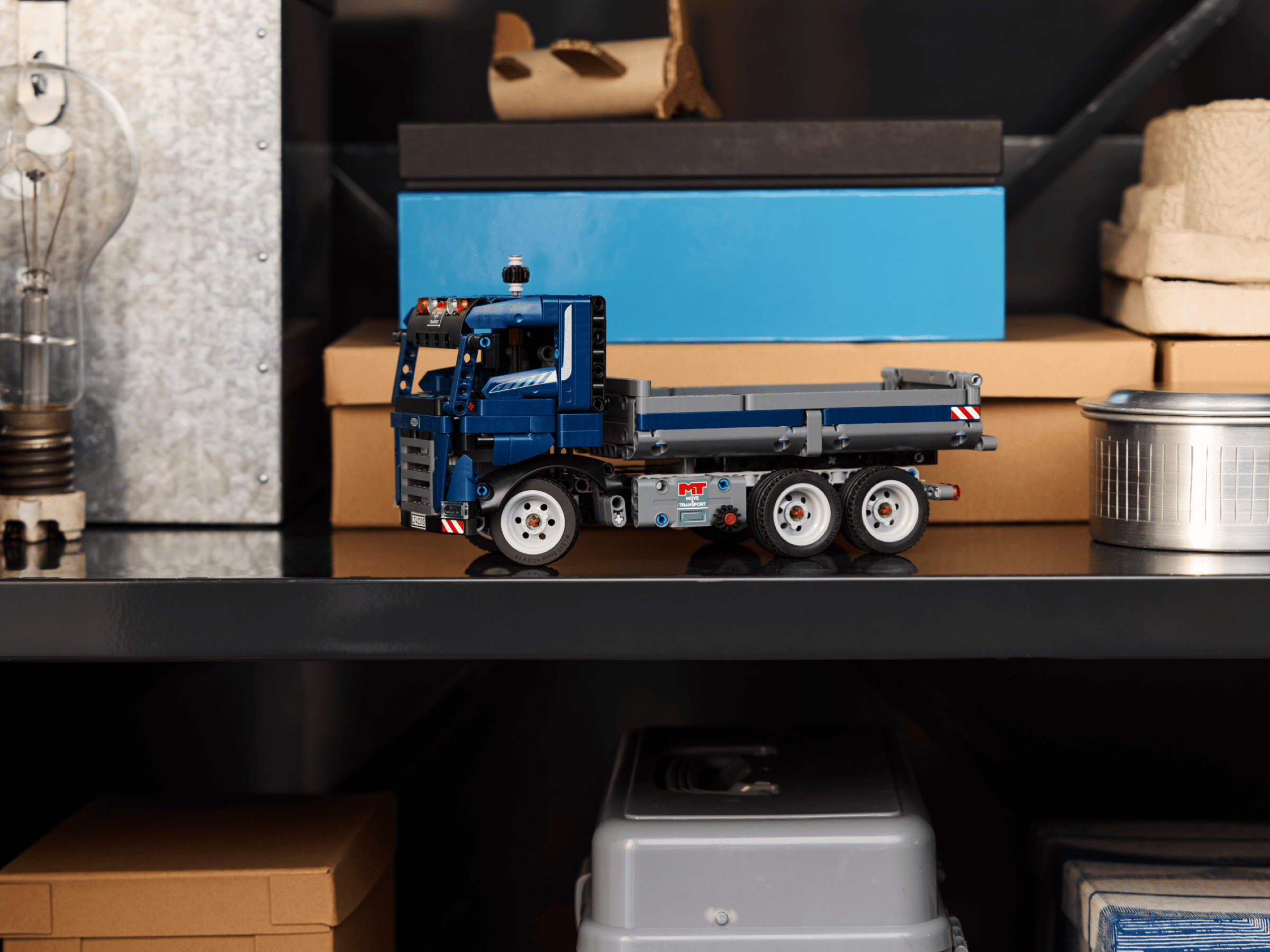 Грузовик LEGO Technic Самосвал 42203 в движении