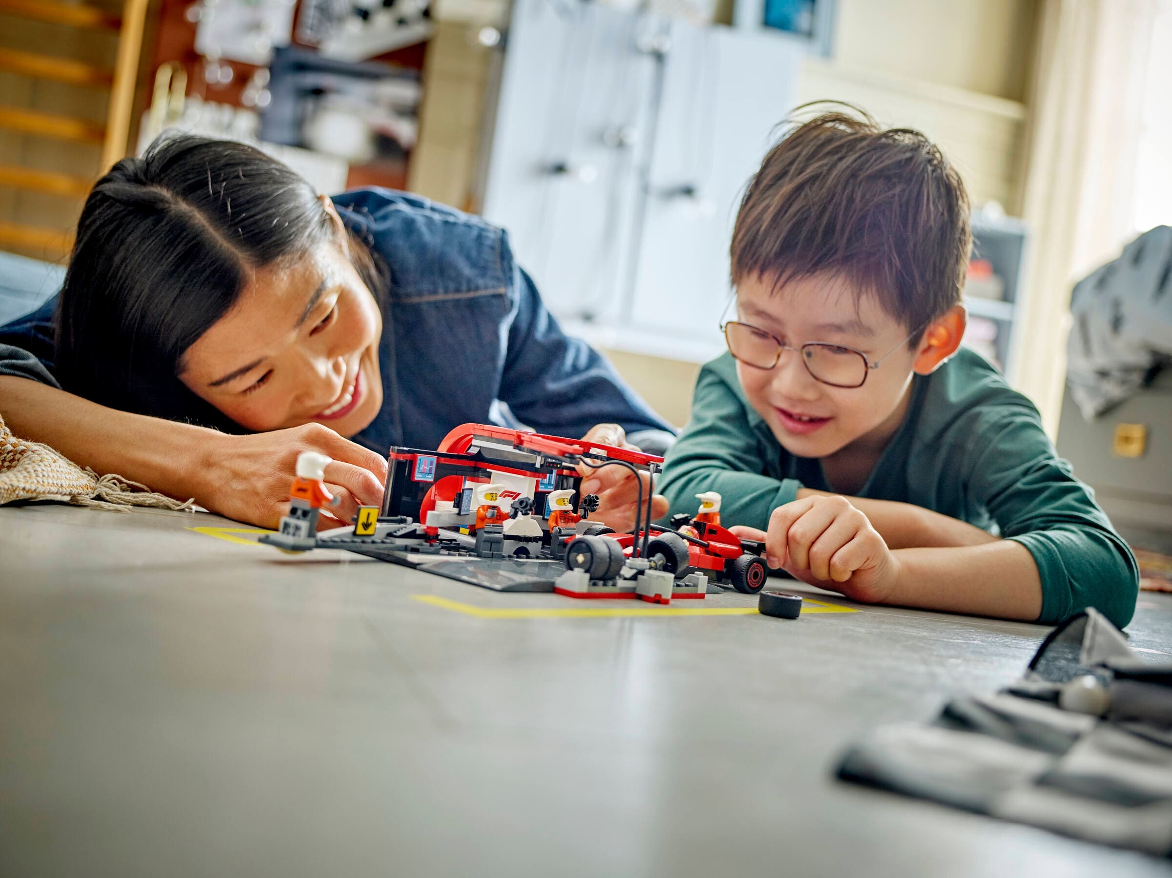 Купити LEGO City Піт-стоп і піт-екіпаж F1 з болідом Ferrari 60443
