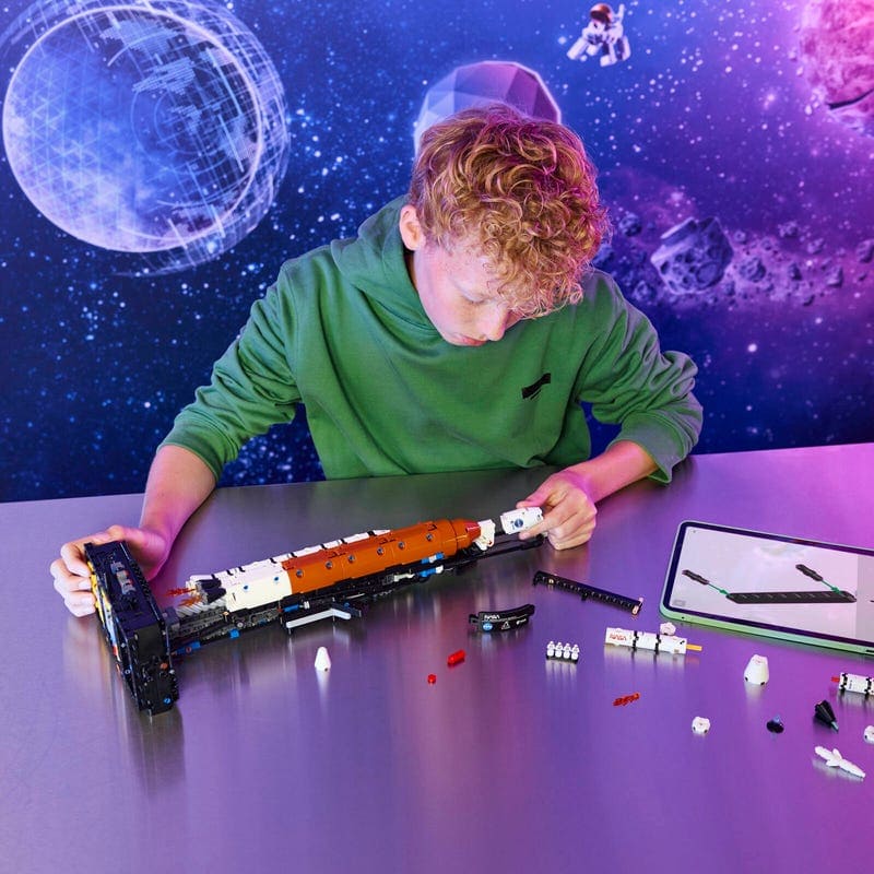 Процесс конструирования ракеты LEGO 42221