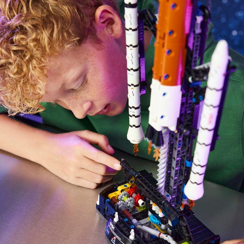 Конструктор LEGO Technic 42221 Ракета NASA Artemis в собранном виде