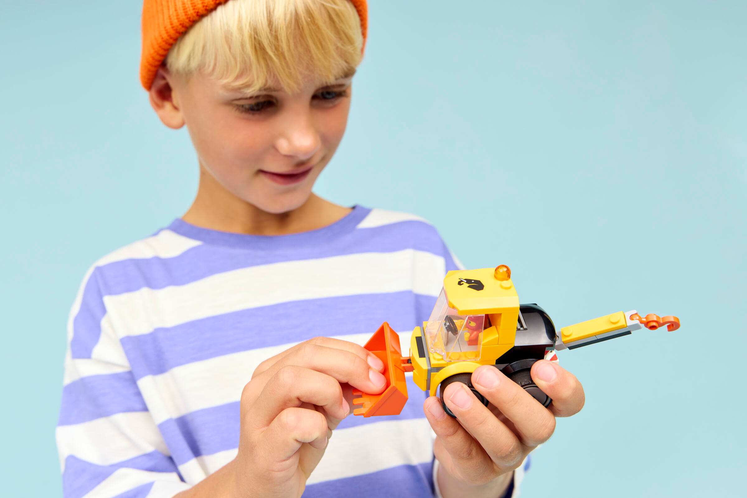 Π‘ΡΡΠΎΠΈΡΠ΅Π»ΡΠ½ΡΠΉ ΠΏΠΎΠ³ΡΡΠ·ΡΠΈΠΊ LEGO 60483 Π²ΠΎ Π²ΡΠ΅ΠΌΡ ΡΠ°Π±ΠΎΡΡ Π½Π° ΠΏΠ»ΠΎΡΠ°Π΄ΠΊΠ΅