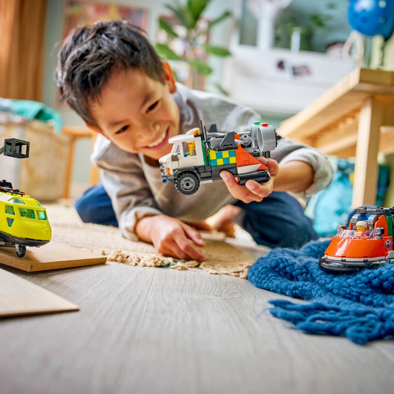 Процесс игры с модульным транспортом LEGO 60505