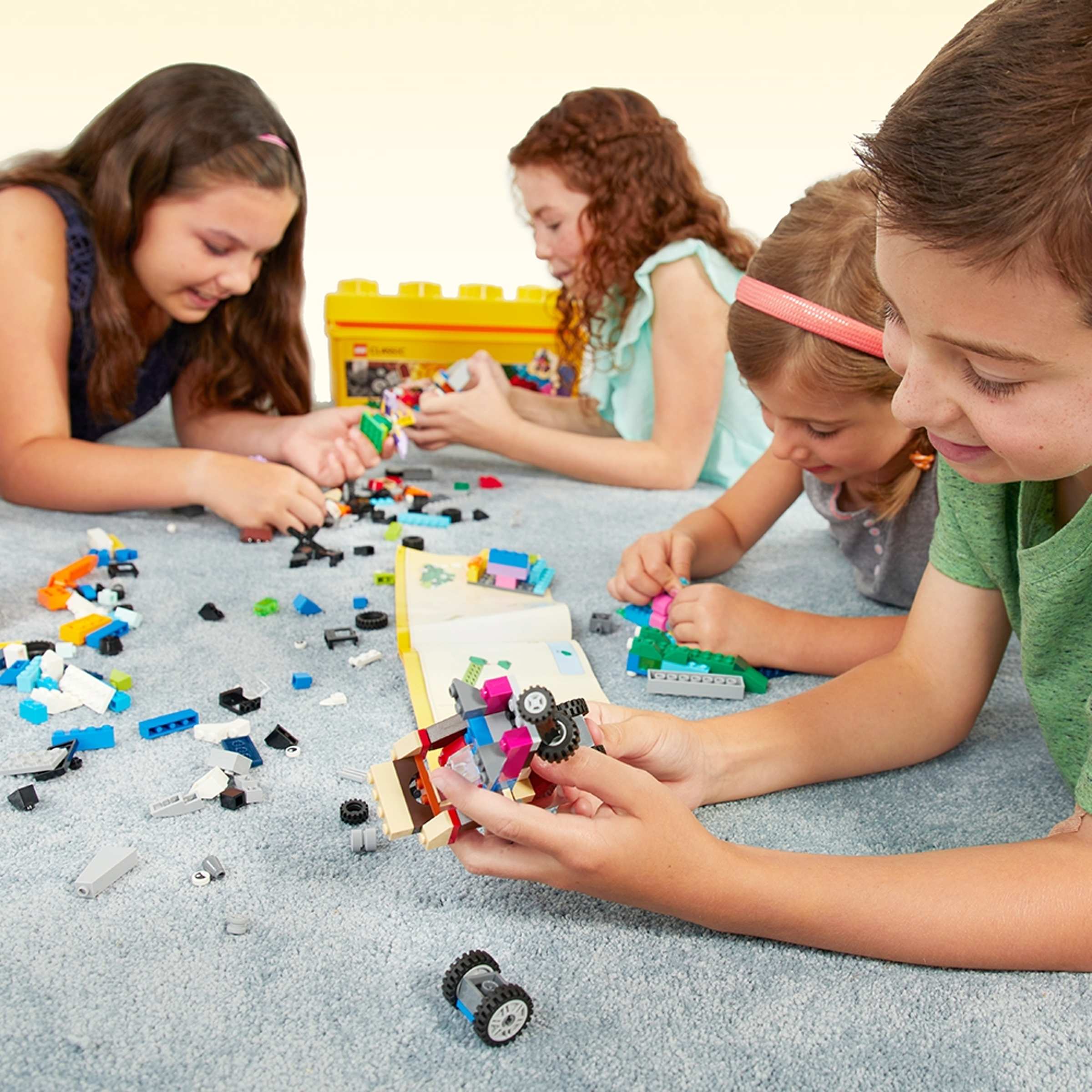 Універсальний набір LEGO Classic Коробка кубиків середнього розміру 10696