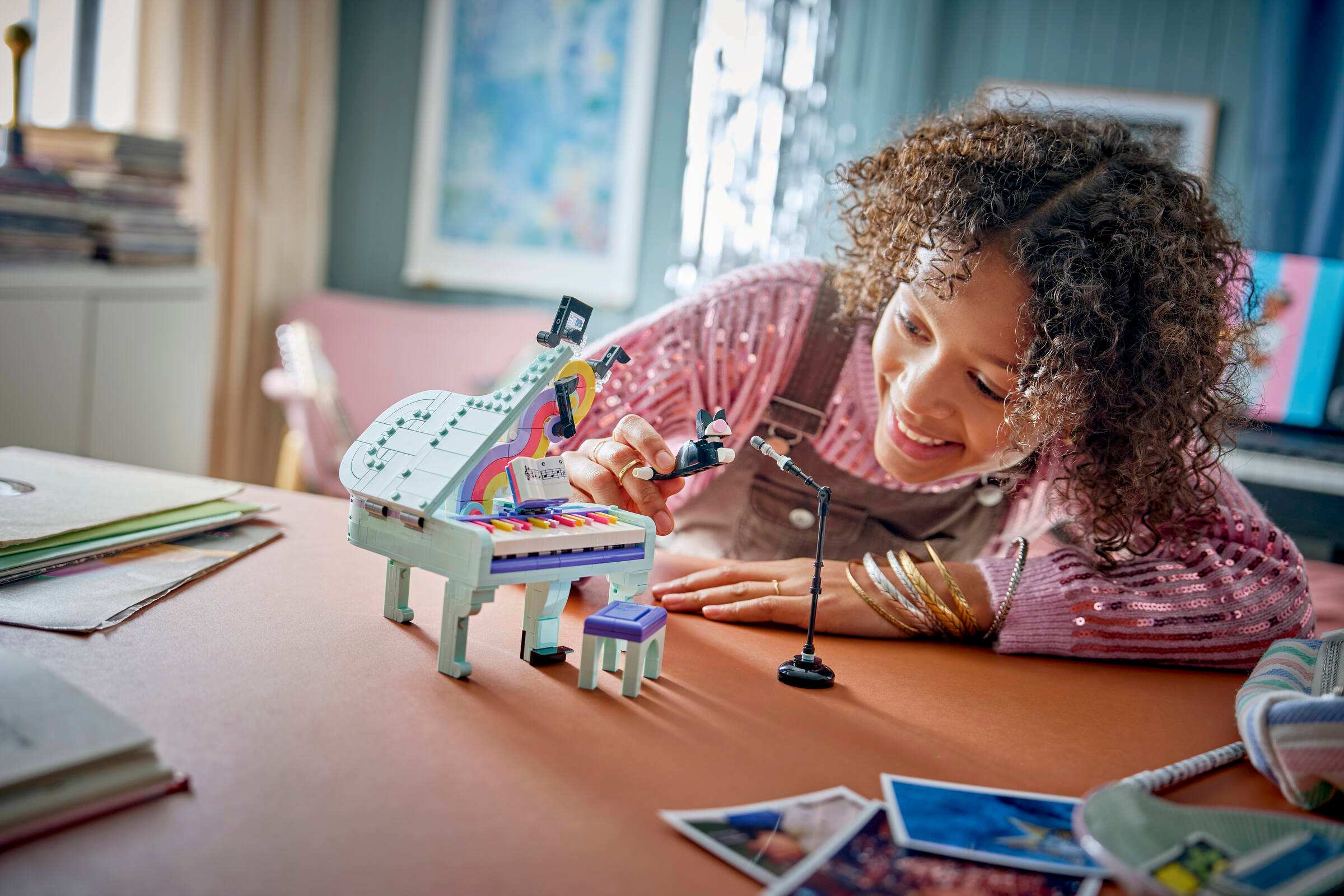 Зібране фортепіано з аксесуарами LEGO 31392 в інтер'єрі