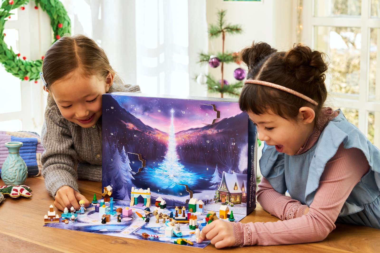 Процесс игры с LEGO 43273 Адвент-календарь