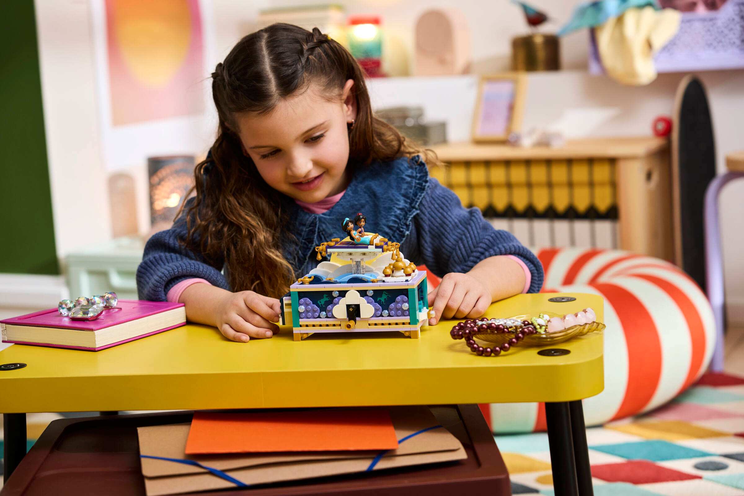 Процес гри та збирання скриньки для коштовностей Жасмін LEGO 43295