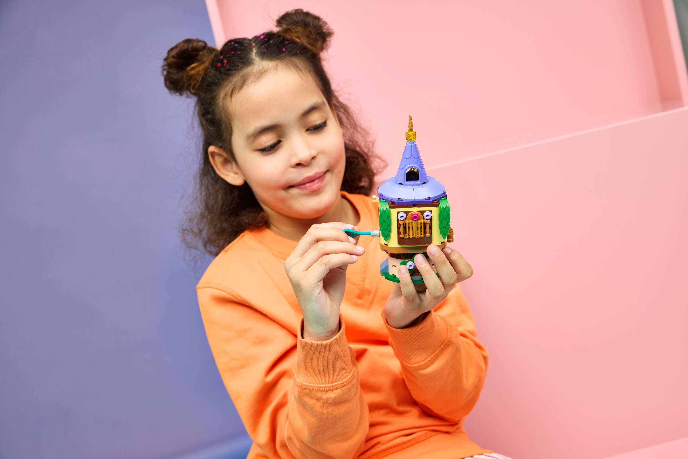 Дитина грається з Мінівежею Рапунцель LEGO 43294
