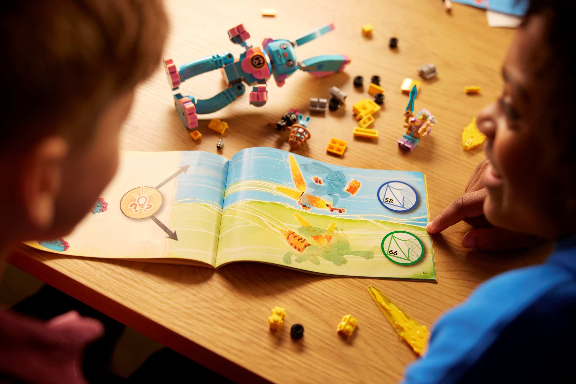 Мініфігурка Іззі та кролик Банчу в інтер'єрі LEGO DREAMZzz