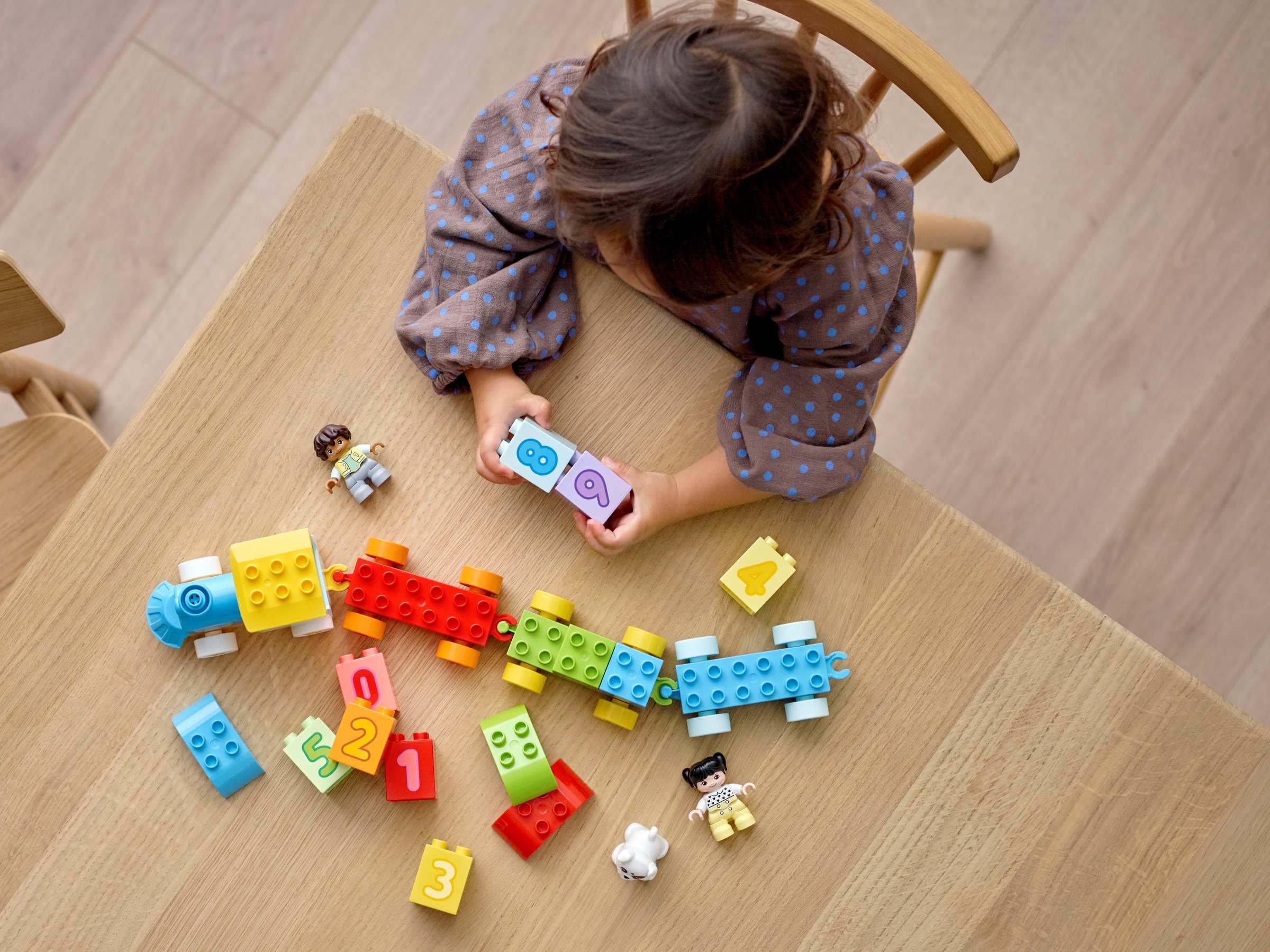 Процес гри з потягом та кубиками LEGO DUPLO 10954