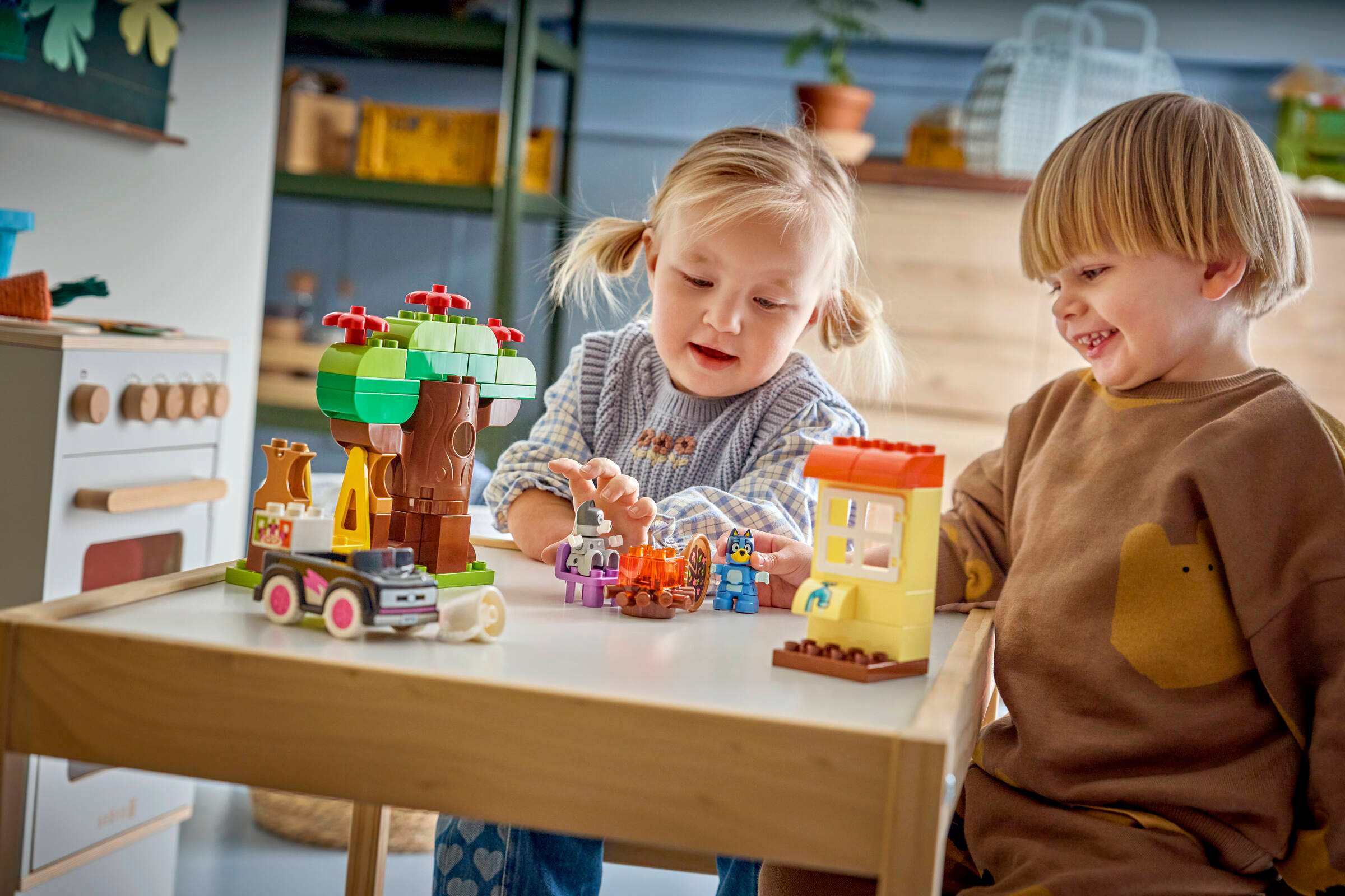 Дитина будує ігрову зону з конструктора LEGO DUPLO Bluey 10469