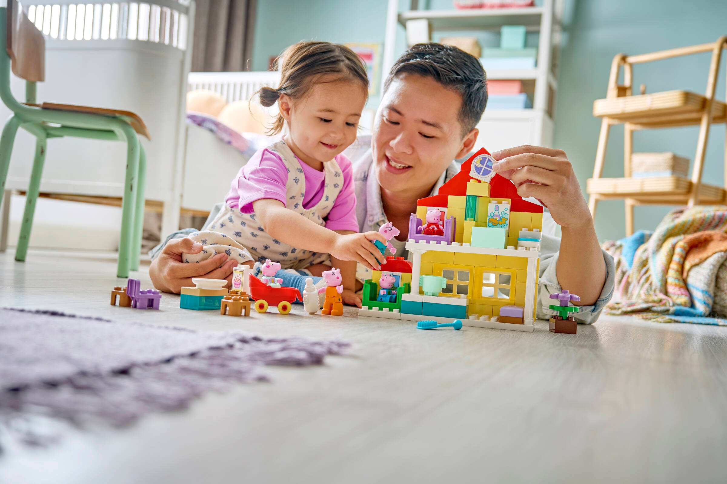 Дитина грається зі збірним будинком Свинки Пеппи LEGO DUPLO 10467