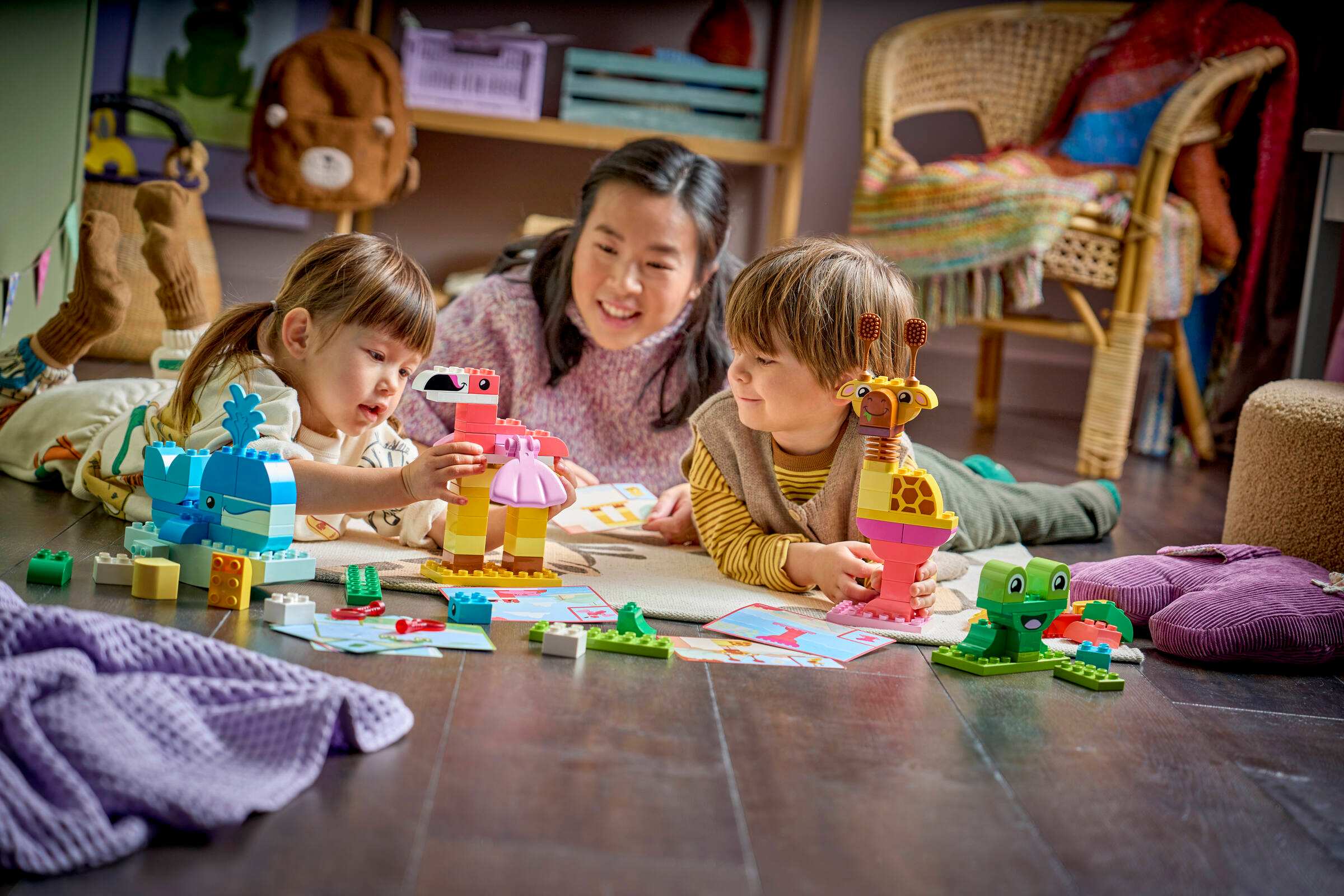 Дитина грається з набором LEGO DUPLO Гра з побудови тварин 10472