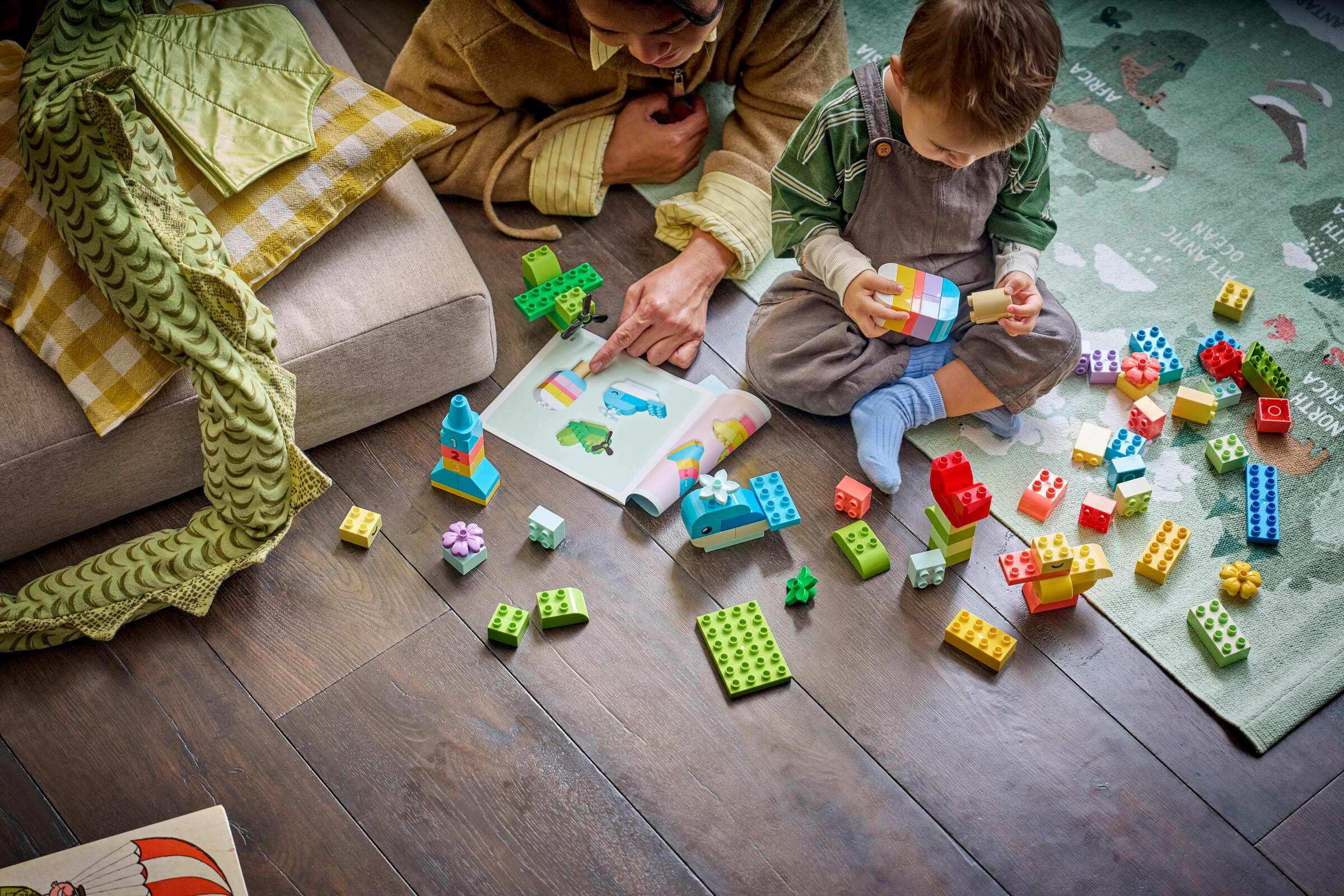 Процесс сборки кубиков и фигурок LEGO DUPLO 10479 вместе с ребенком