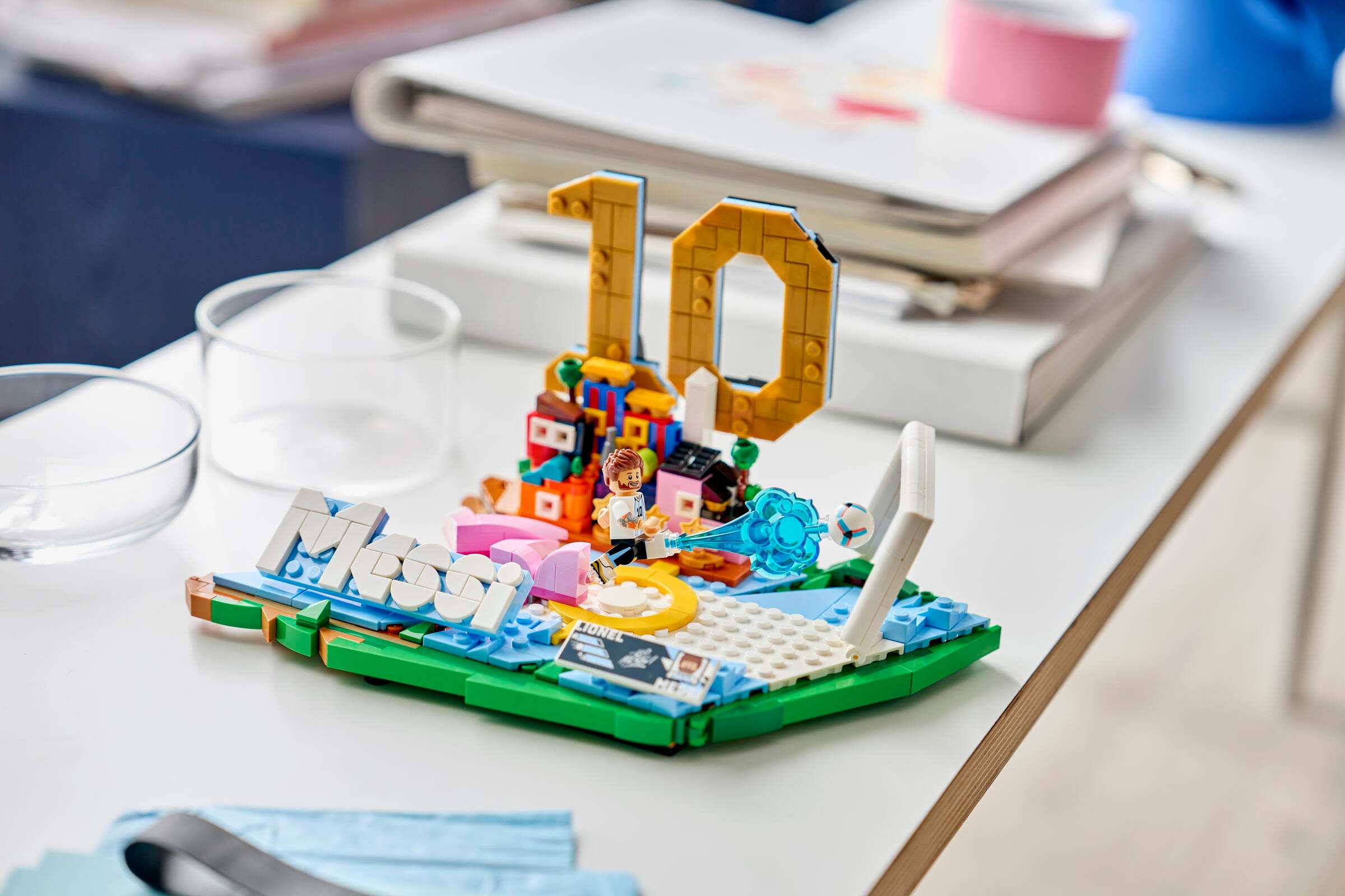 Конструктор LEGO Editions 43011 Лионель Месси в собранном виде на дисплее