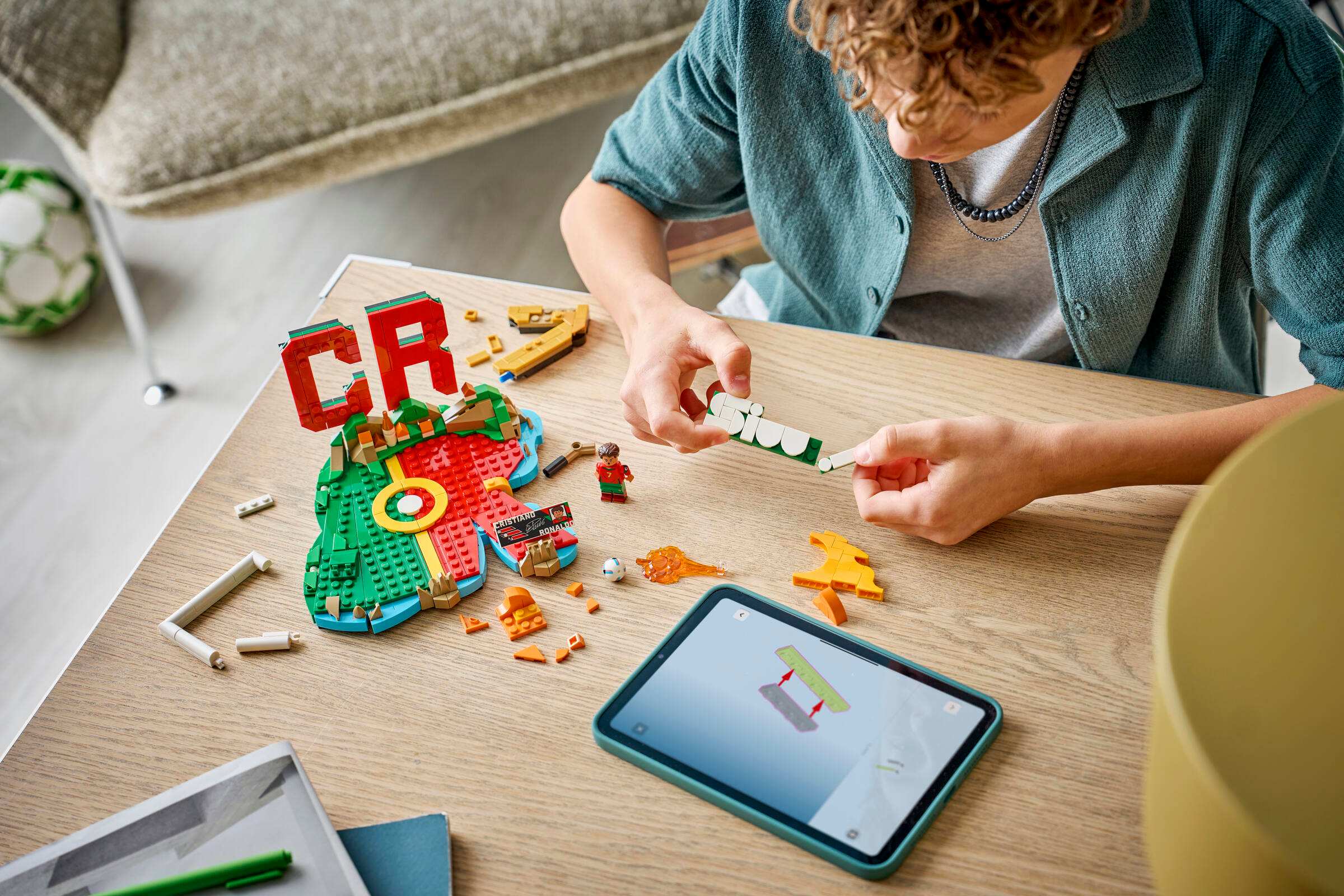 Конструктор LEGO Editions 43012 Кріштіану Роналду у зібраному вигляді на дисплеї