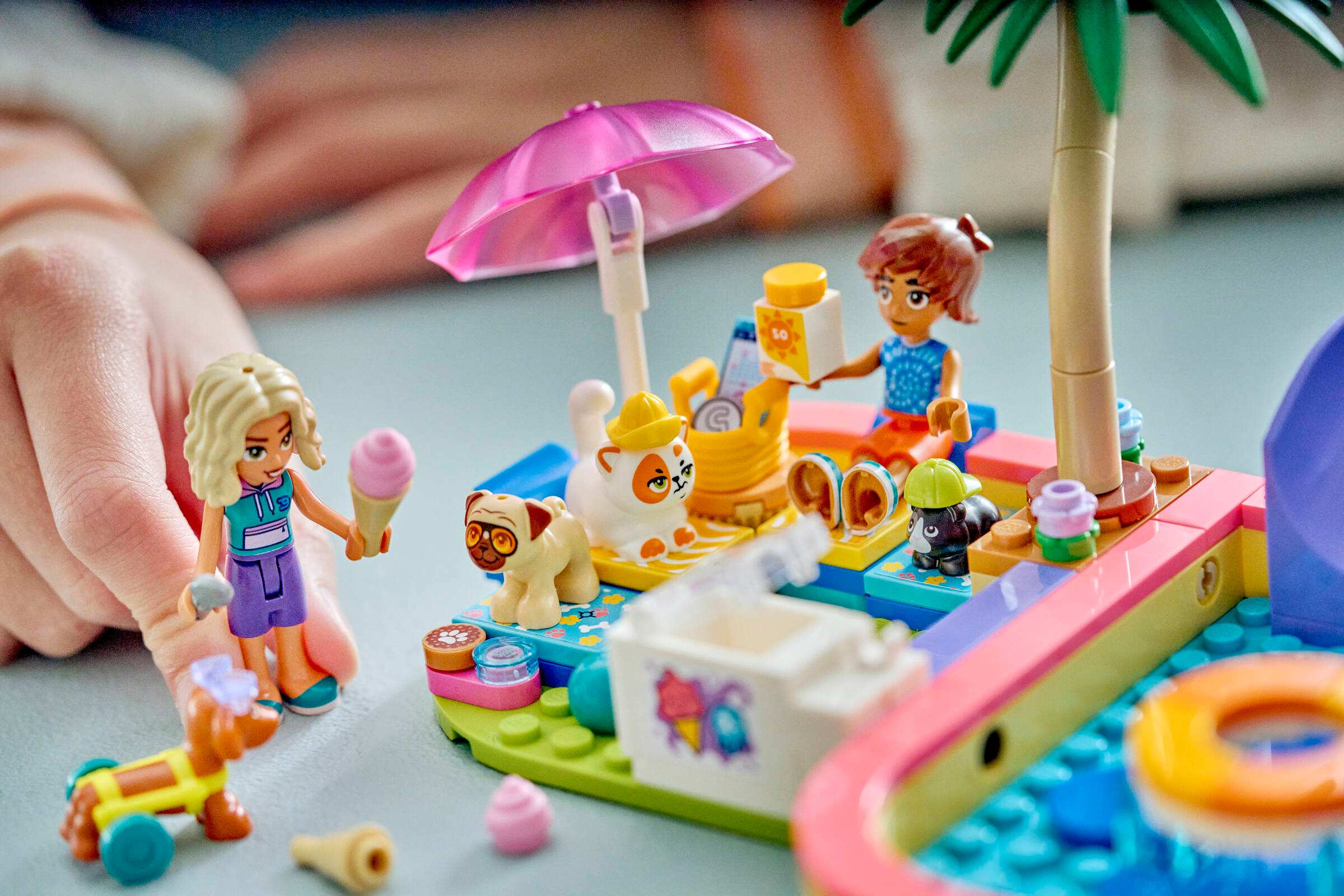 Гра з міні-ляльками та тваринками в аквапарку LEGO 42676