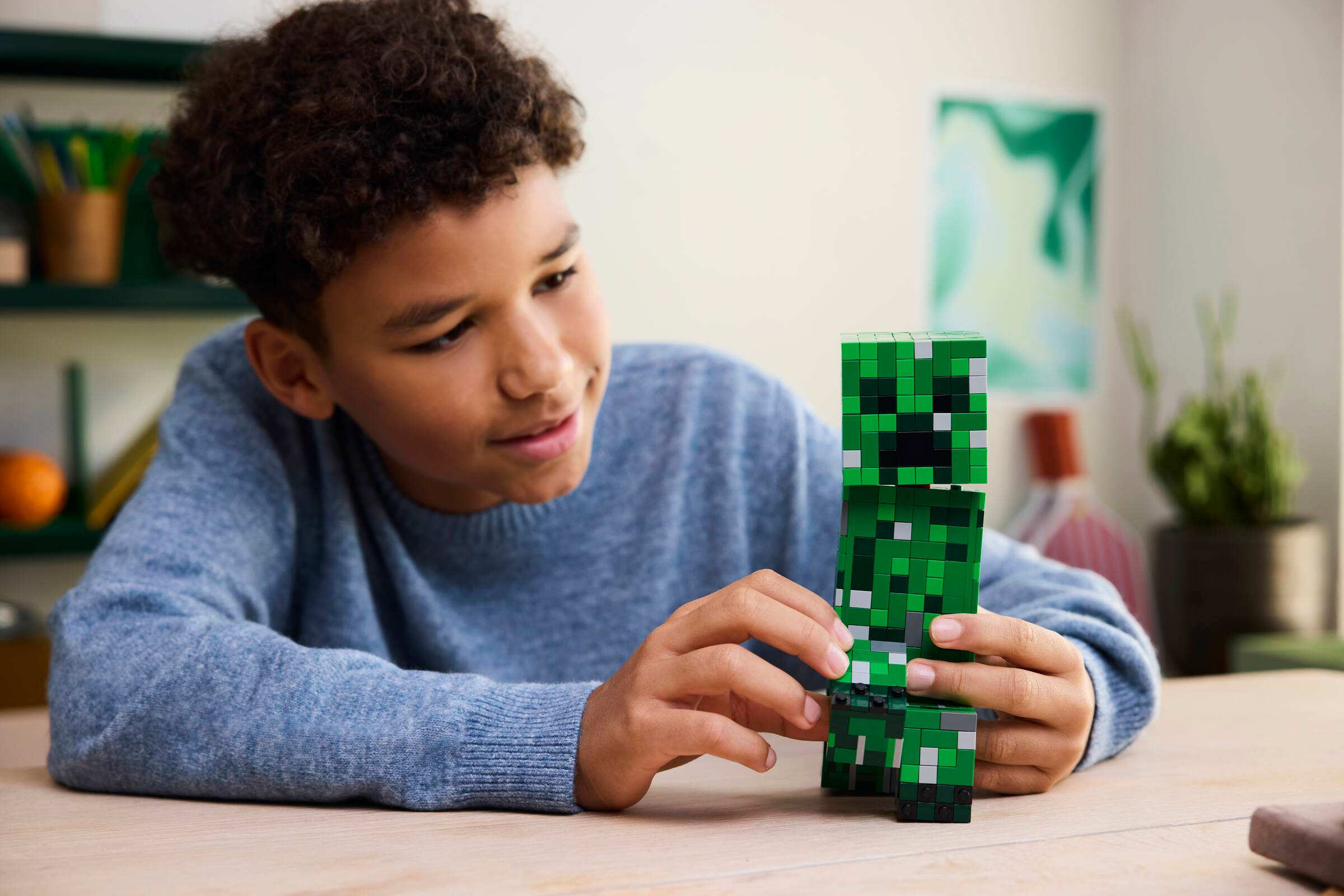 Конструктор LEGO Minecraft Кріпер 21276 у кімнаті