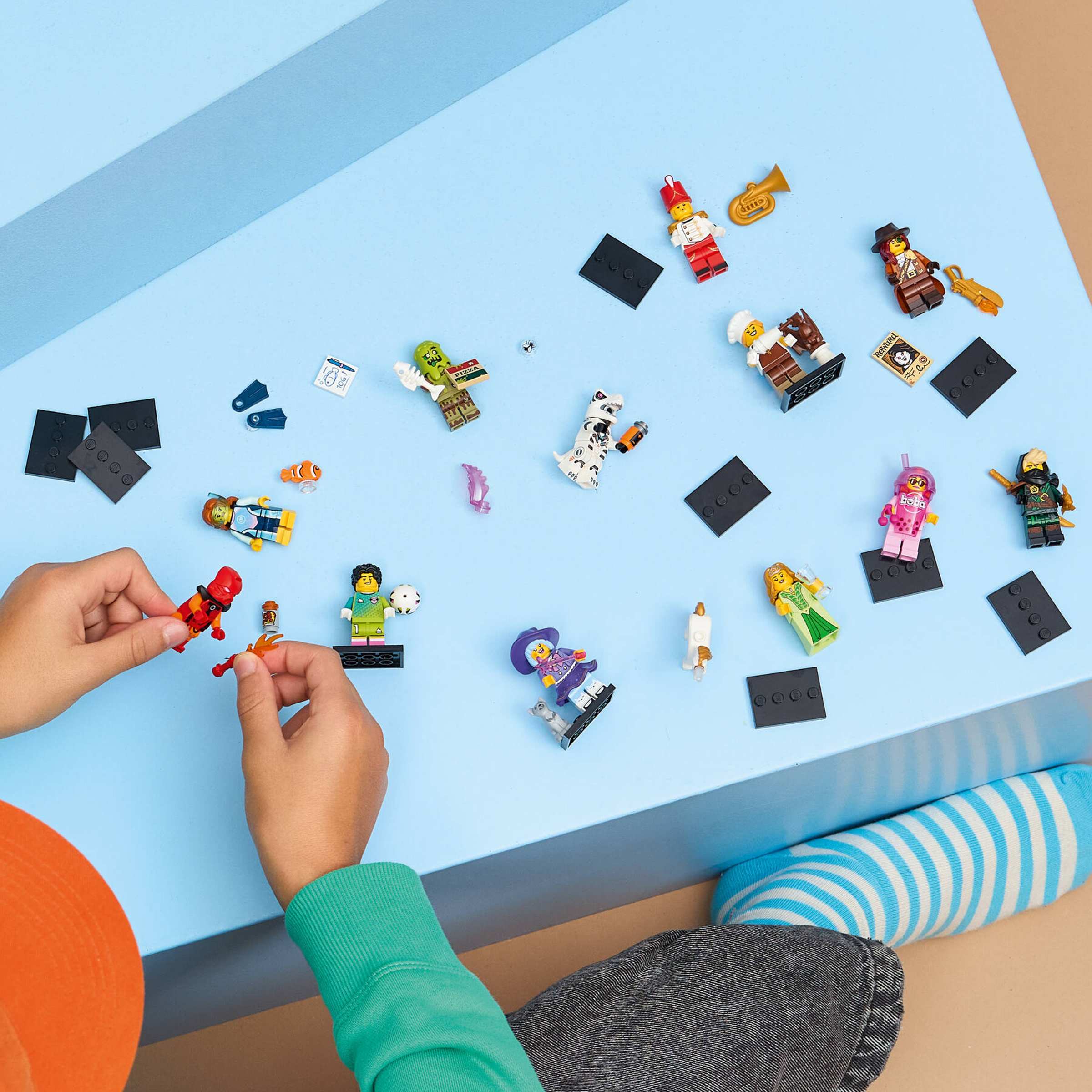 Процес збірки мініфігурок із серії LEGO 71052