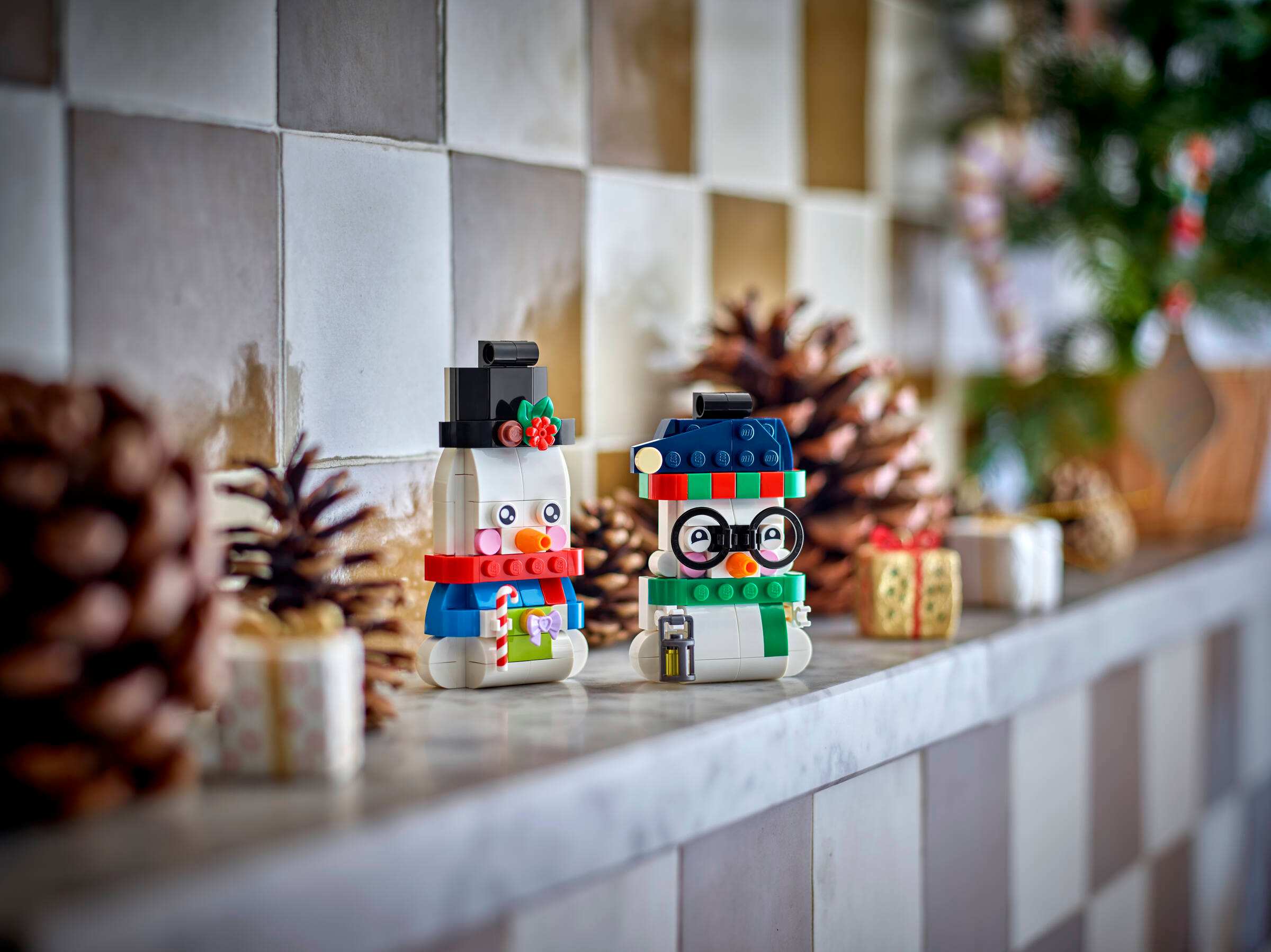 Сніговики LEGO 40812 як прикраси на новорічній ялинці