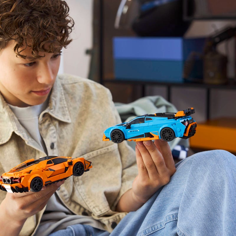 Конструктор LEGO Speed Champions 77238 Lamborghini Revuelto и Huracán STO – вид собранных суперкаров на треке