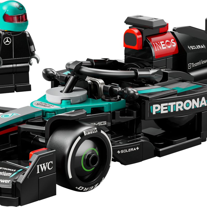 Фронтальный вид LEGO Mercedes-AMG F1 W15 с детализированным передним антикрылом