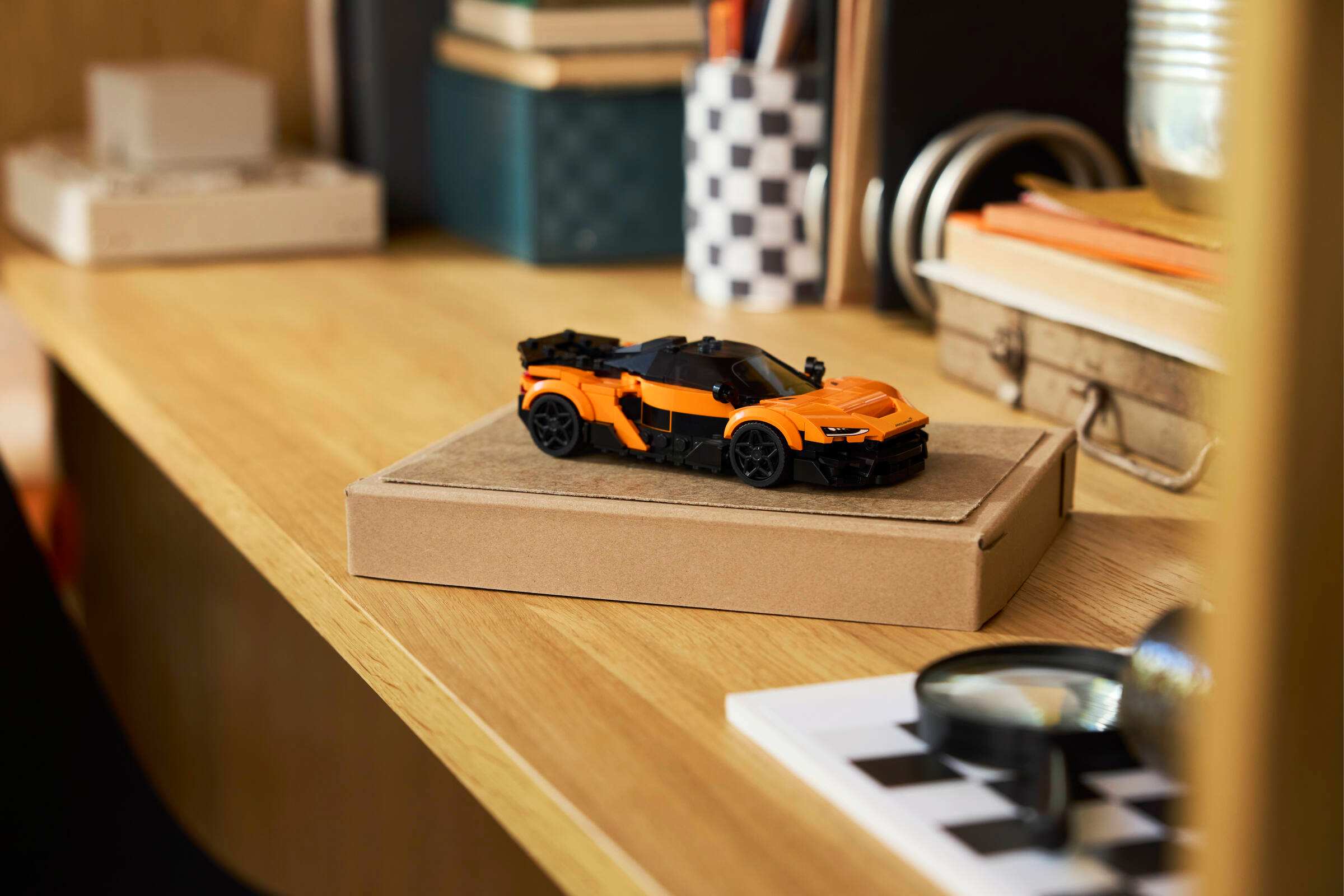 Модель McLaren W1 та мініфігурка пілота на вулиці LEGO 77257