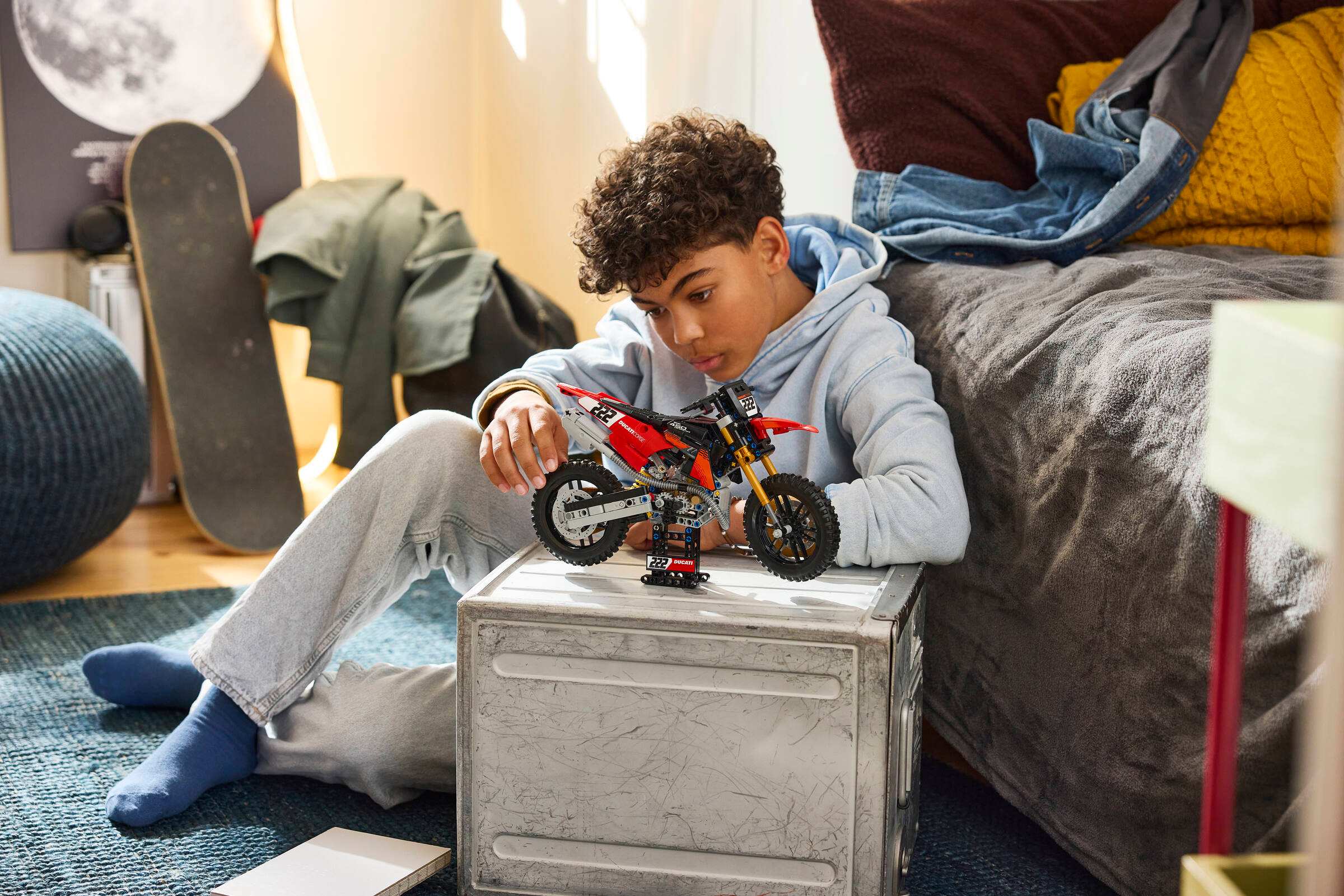 Процес збірки мотоцикла Ducati LEGO Technic 42238