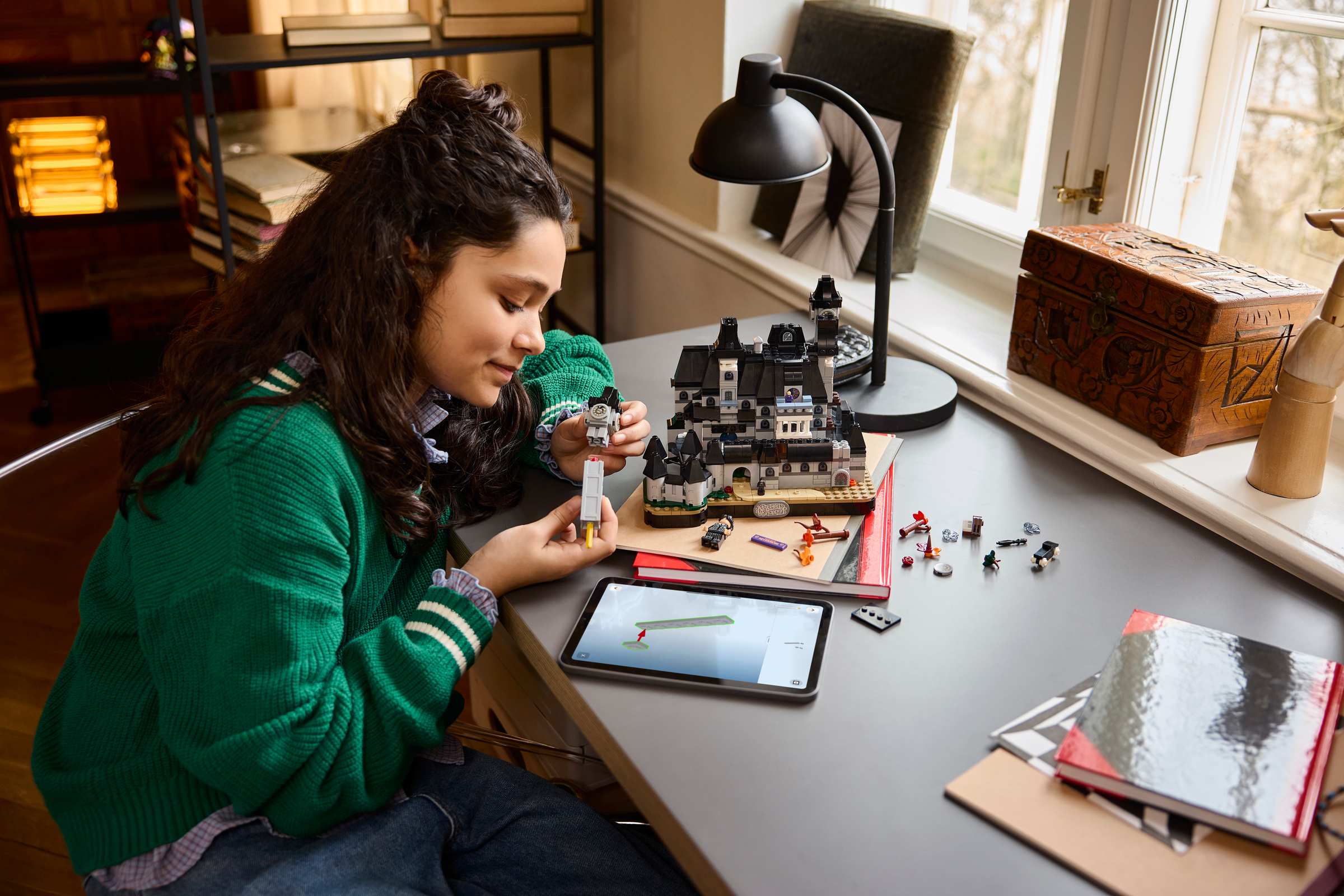 Процесс сборки набора LEGO 76788 Академия Невермор